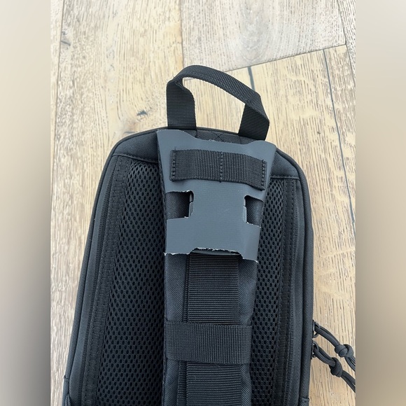 UCI Irvine Health Sling Backpack Black Crossbody Daypack - Picture 4 of 10